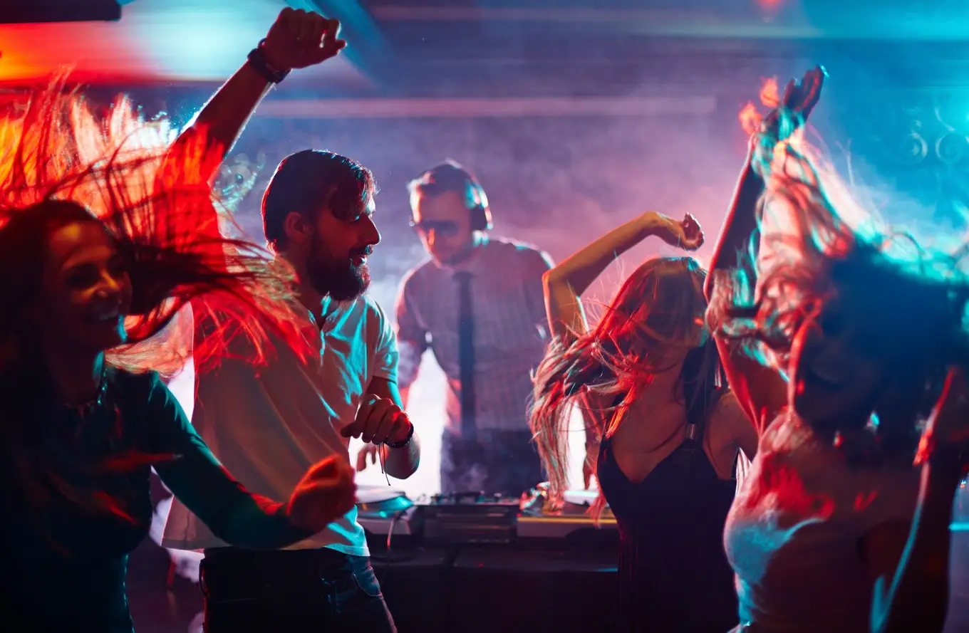 DJ i tańczący ludzie